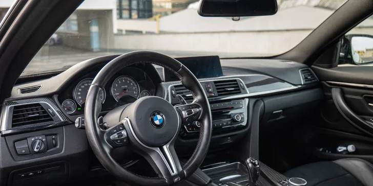 Zapůjčení Fordu Mustang, Mercedesu C63 AMG či BMW M4 na 24hod nebo celý víkend