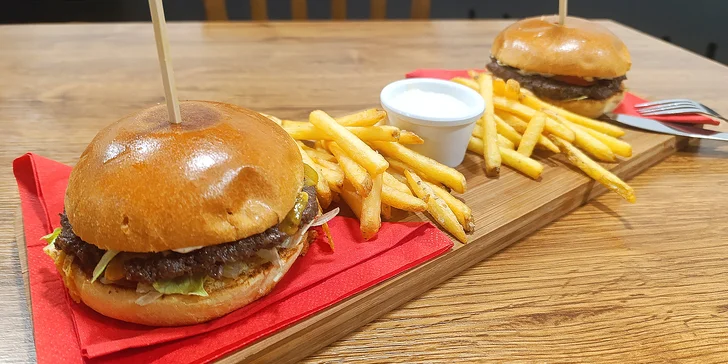 Vypečený burger dle výběru pro 1 až 4 osoby: hranolky, nápoj i odnos s sebou