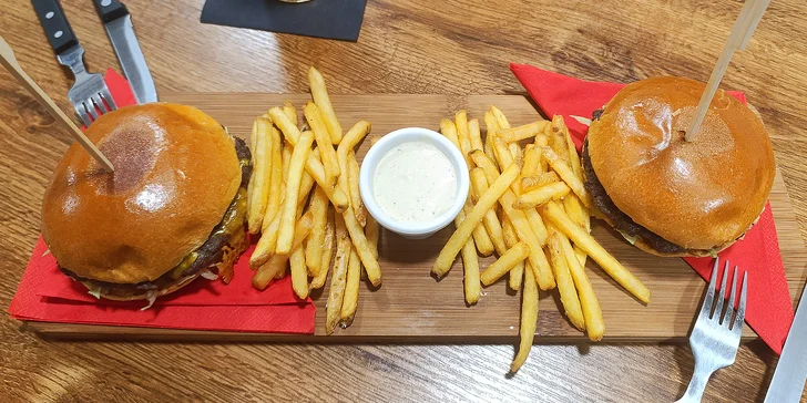 Vypečený burger dle výběru pro 1 až 4 osoby: hranolky, nápoj i odnos s sebou
