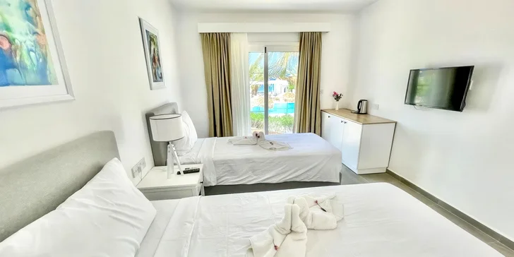 Letecky na Severní Kypr: hotel Long Beach Resort**** s all inclusive a bazénem přímo u pláže