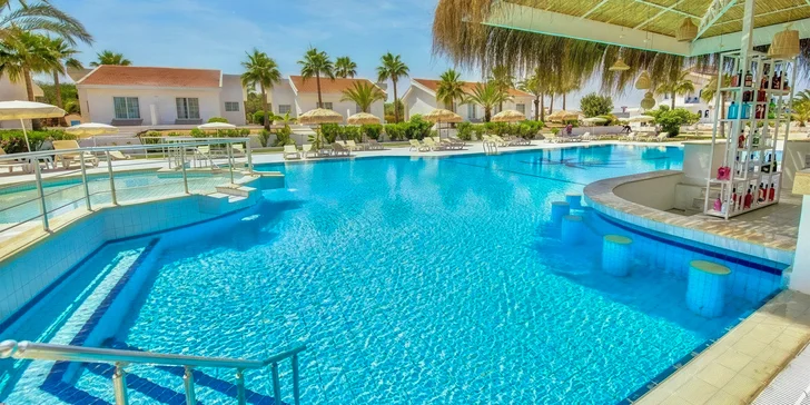 Letecky na Severní Kypr: hotel Long Beach Resort**** s all inclusive a bazénem přímo u pláže