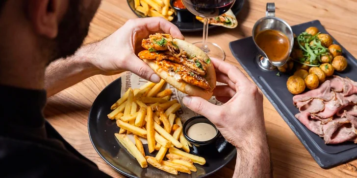 Voucher do restaurace v třebíčském Černém domě: česká, americká a řecká kuchyně
