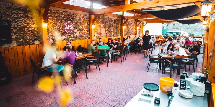 Voucher do restaurace v třebíčském Černém domě: česká, americká a řecká kuchyně