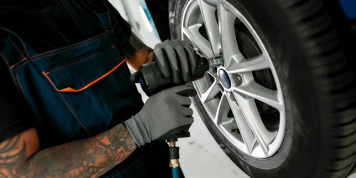 Přehození celých kol nebo výměna pneumatik i servisní prohlídka vozu