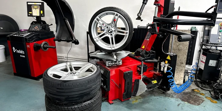 Přehození celých kol nebo výměna pneumatik i servisní prohlídka vozu