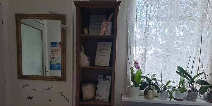 Masáž obličeje, karboxyterapie vč. mezoterapie i relaxační kosmetický balíček vč. laminace řas a obočí