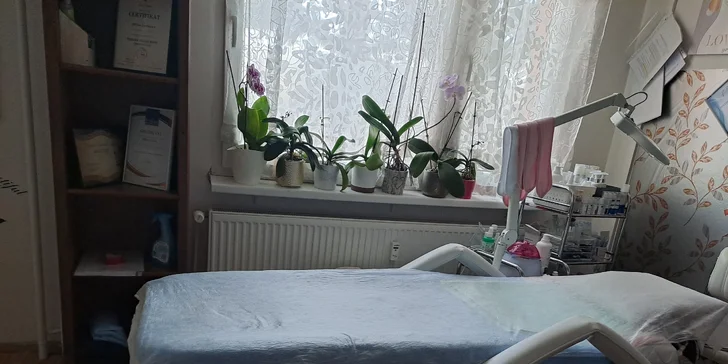 Masáž obličeje, karboxyterapie vč. mezoterapie i relaxační kosmetický balíček vč. laminace řas a obočí
