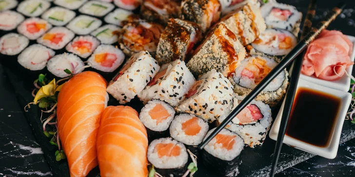 Pestré sety 18–56 ks sushi s lososem, tuňákem či zeleninou vč. kimči nebo i vína s sebou.