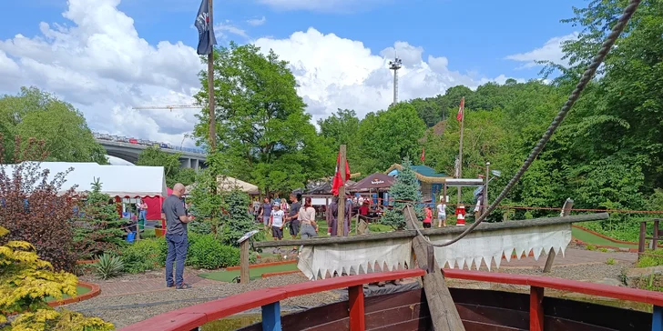 Dobrodružství v Pirátí zátoce: adventure minigolf s 27 jamkami pro děti i dospělé