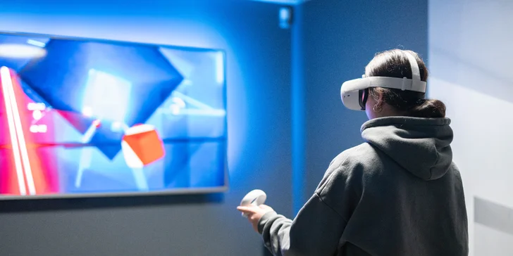 Závodní dráha i vesmír: 60 minut až 5 hodin ve studiu virtuální reality