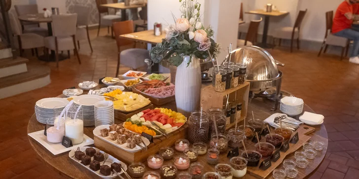 Zámecký hotel 15 km od Prahy: luxusní pokoje, snídaně i večeře a vstupenky na výstavy