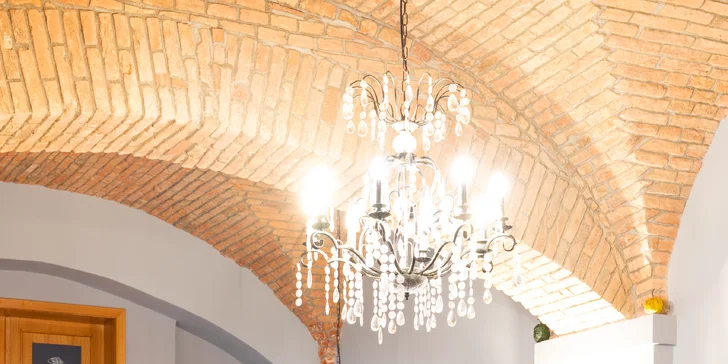 Zámecký hotel 15 km od Prahy: luxusní pokoje, snídaně i večeře a vstupenky na výstavy
