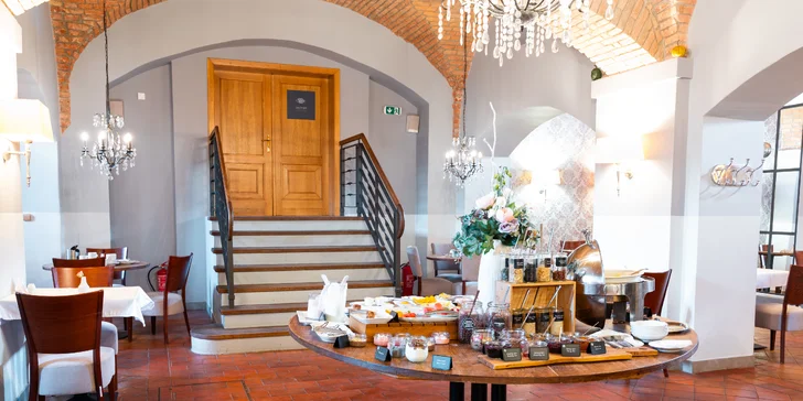 Zámecký hotel 15 km od Prahy: luxusní pokoje, snídaně i večeře a vstupenky na výstavy