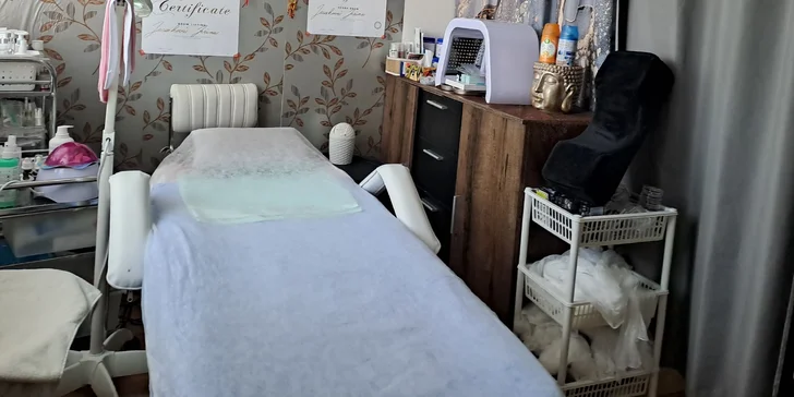 Masáž obličeje, karboxyterapie vč. mezoterapie i relaxační kosmetický balíček vč. laminace řas a obočí