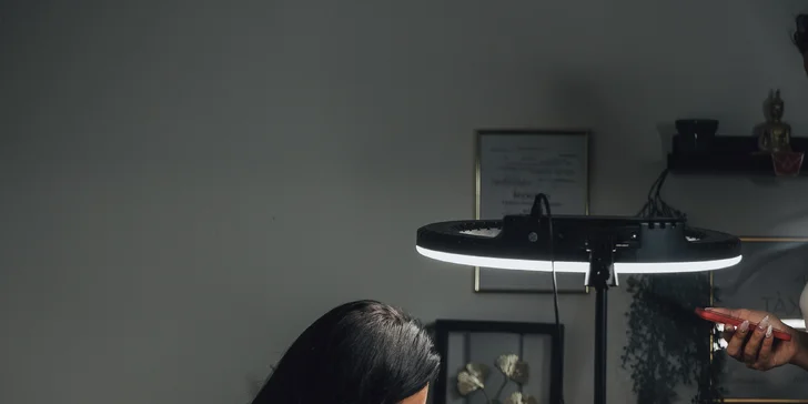 Přirozený permanentní make-up v luxusním studiu: meziřasové linky, obočí i rty