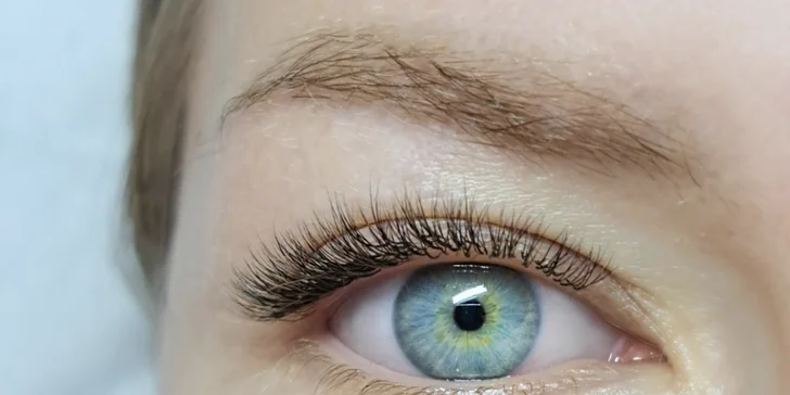 Prodloužení řas v luxusním salonu: řasa na řasu, naturale i volume