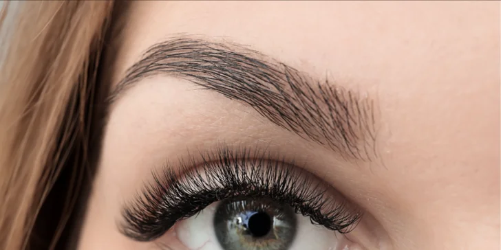 Prodloužení řas v luxusním salonu: řasa na řasu, naturale i volume