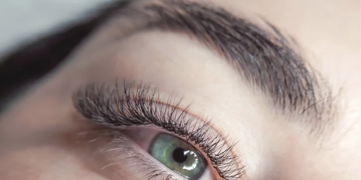 Prodloužení řas v luxusním salonu: řasa na řasu, naturale i volume