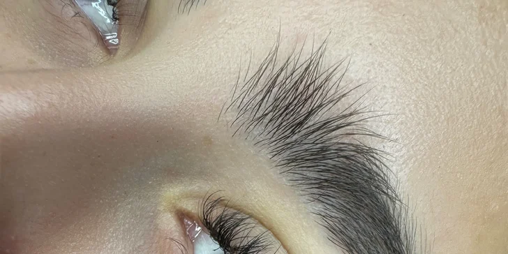 Prodloužení řas v luxusním salonu: řasa na řasu, naturale i volume