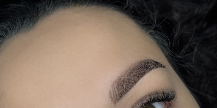 Prodloužení řas v luxusním salonu: řasa na řasu, naturale i volume