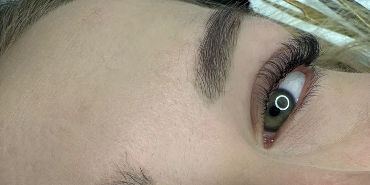 Prodloužení řas v luxusním salonu: řasa na řasu, naturale i volume