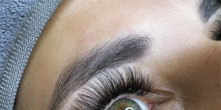 Prodloužení řas v luxusním salonu: řasa na řasu, naturale i volume