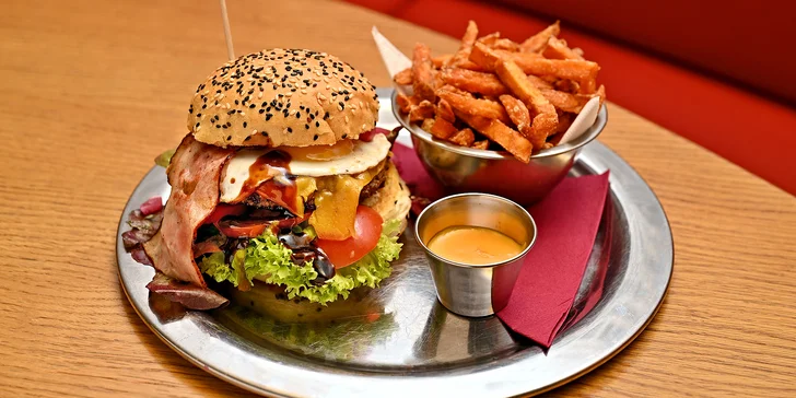 Královský burger na Karláku: 300 g masa, tekutý čedar, batátové hranolky a plzeň nebo limonáda