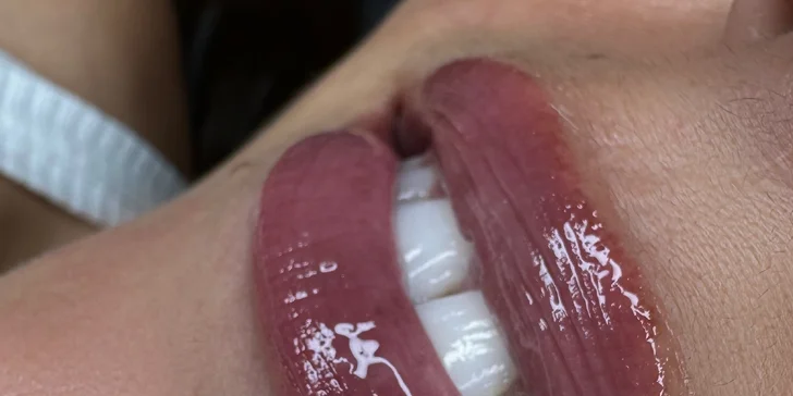 Přirozený permanentní make-up v luxusním studiu: meziřasové linky, obočí i rty