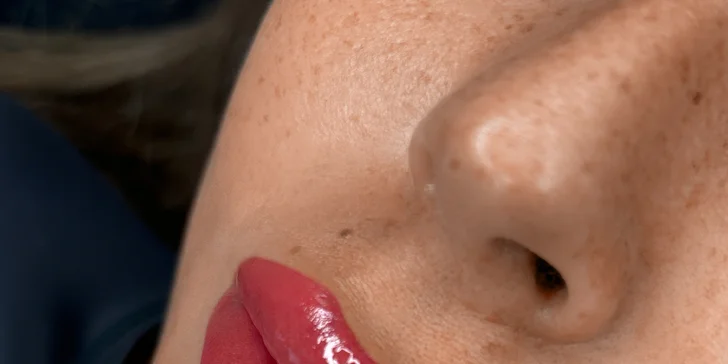 Přirozený permanentní make-up v luxusním studiu: meziřasové linky, obočí i rty