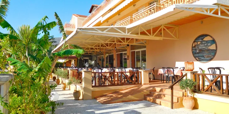 Letecký zájezd na Zakynthos: aparthotel 80 metrů od pláže, bazén, polopenze
