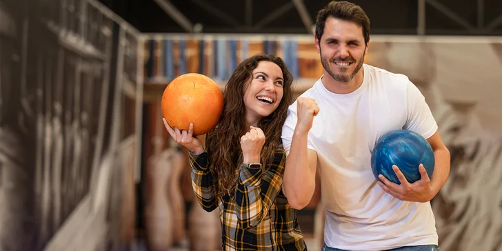 Jídlo a zábava: hodina bowlingu až pro 6 hráčů a pizza podle výběru