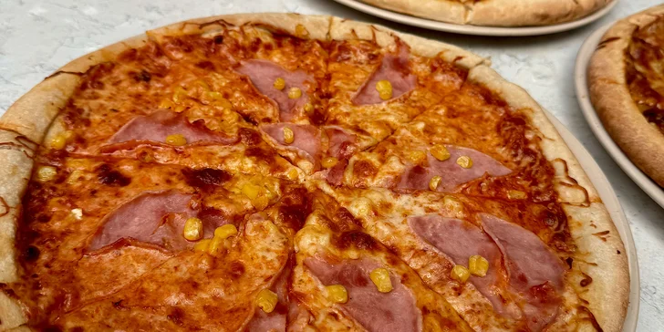Jídlo a zábava: hodina bowlingu až pro 6 hráčů a pizza podle výběru