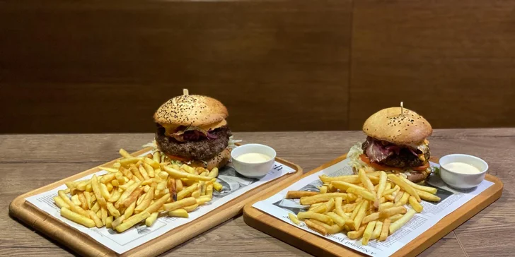 300g maxiburger nebo půlkilový dvouručák, hranolky a omáčka k tomu