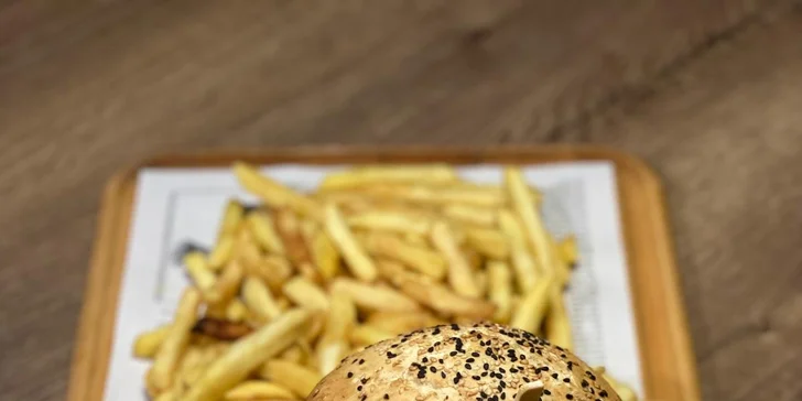 300g maxiburger nebo půlkilový dvouručák, hranolky a omáčka k tomu