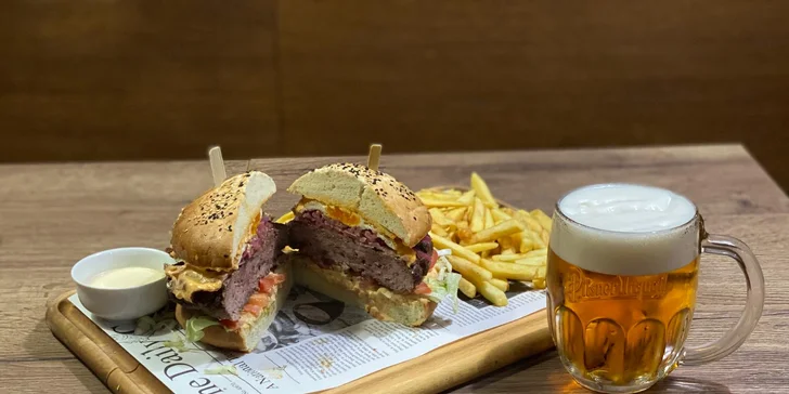 300g maxiburger nebo půlkilový dvouručák, hranolky a omáčka k tomu