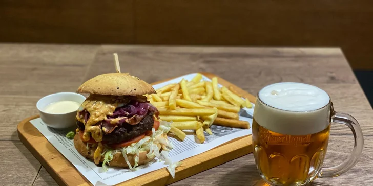 300g maxiburger nebo půlkilový dvouručák, hranolky a omáčka k tomu