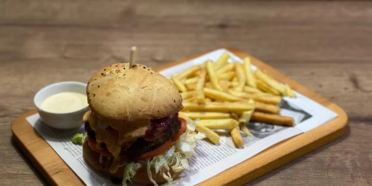 300g maxiburger nebo půlkilový dvouručák, hranolky a omáčka k tomu