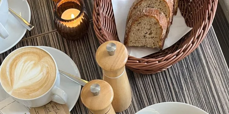 Snídaně podle výběru z 10 druhů, káva a mošt pro 2 nebo 4 osoby