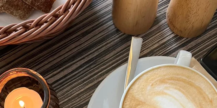 Snídaně podle výběru z 10 druhů, káva a mošt pro 2 nebo 4 osoby