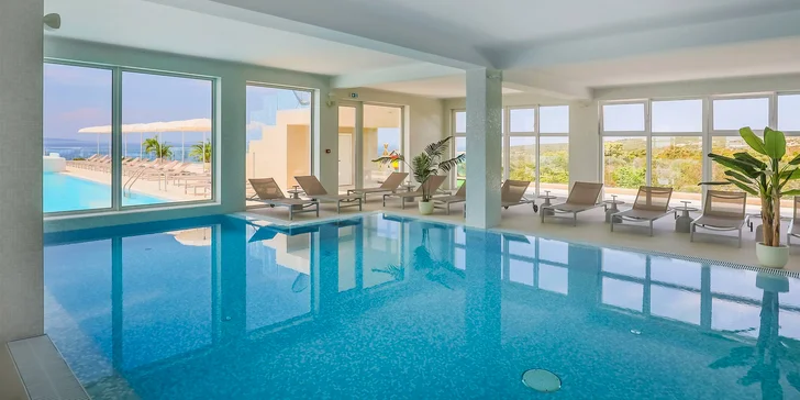 Moderní hotel na chorvatském ostrově Pag se snídaní či polopenzí a wellness