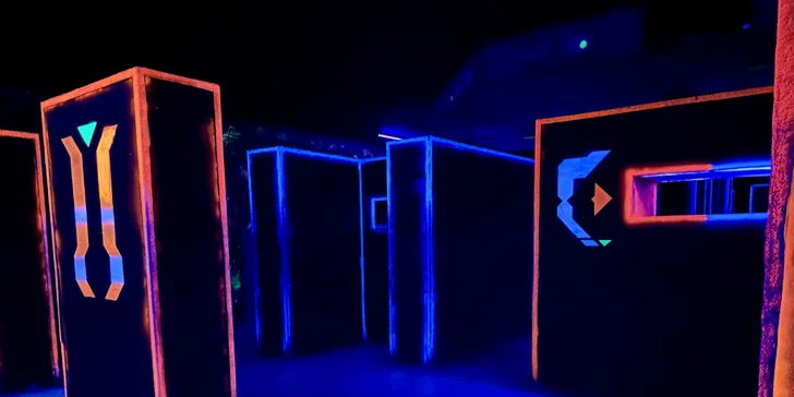 Akce a zábava: laser game pro 1–10 osob v moderní pražské aréně vč. možnosti mít arénu pro sebe
