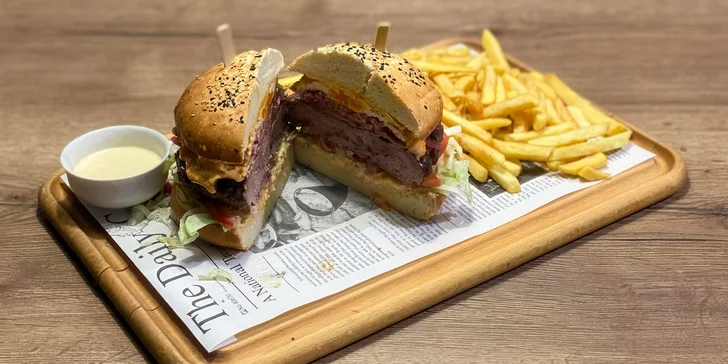300g maxiburger nebo půlkilový dvouručák, hranolky a omáčka k tomu