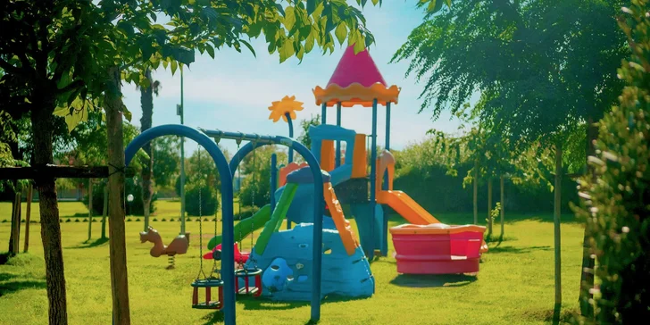 Do Itálie k moři: chaty a vilky u pláže, velký bazén, možnost plné či polopenze