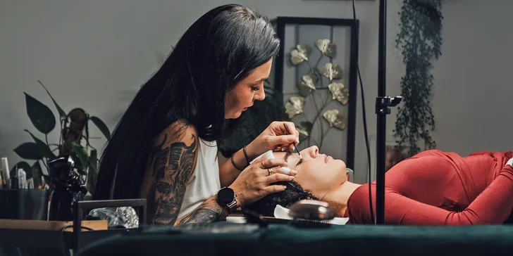 Prodloužení řas v luxusním salonu: řasa na řasu, naturale i volume