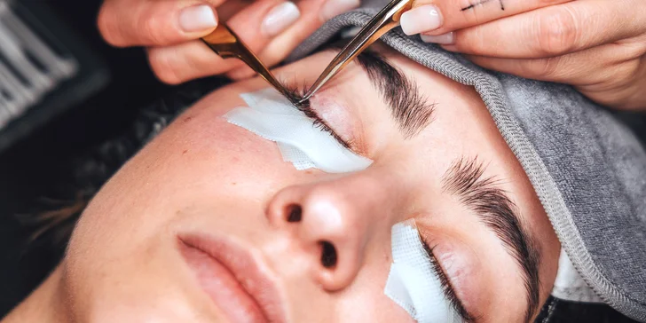 Prodloužení řas v luxusním salonu: řasa na řasu, naturale i volume