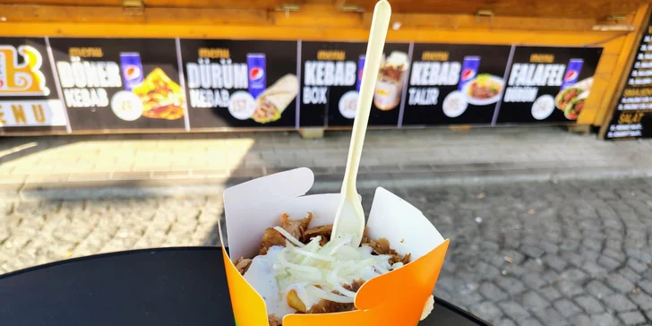 Kebab v boxu, pitě nebo tortille a nápoj na odnos s sebou