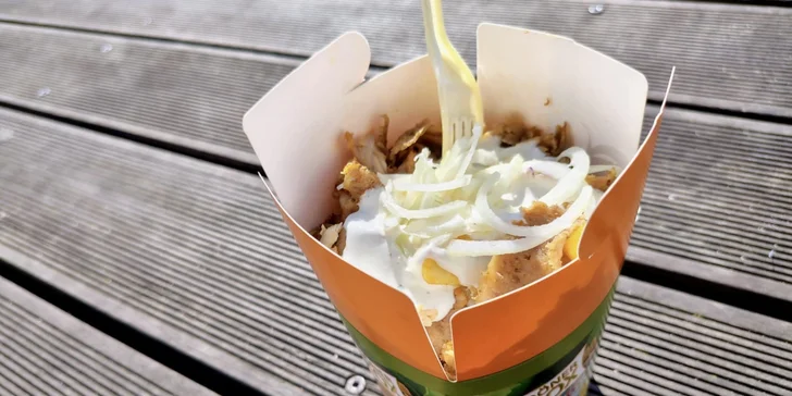 Kebab v boxu, pitě nebo tortille a nápoj na odnos s sebou