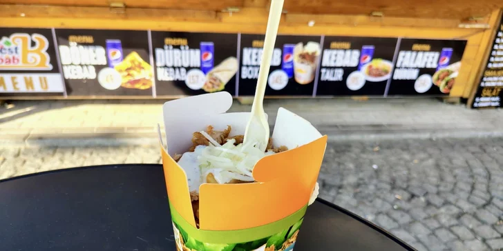 Kebab v boxu, pitě nebo tortille a nápoj na odnos s sebou