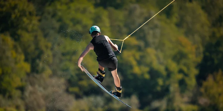 Adrenalin na vodě: Wakeboarding na 1 hod. vč. vybavení a trenéra, 2-4 osoby