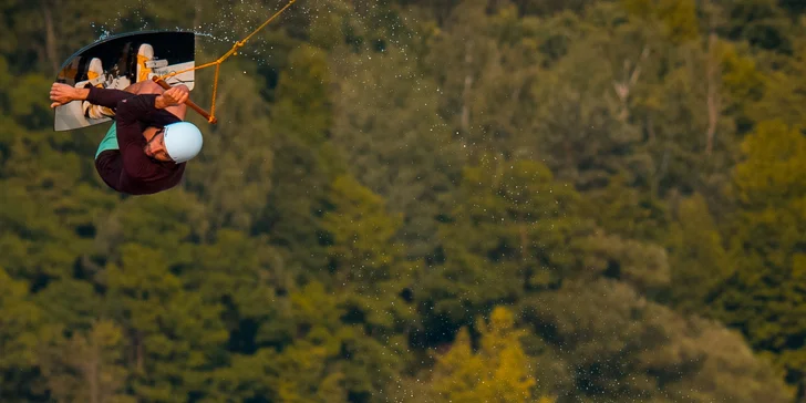 Adrenalin na vodě: Wakeboarding na 1 hod. vč. vybavení a trenéra, 2-4 osoby